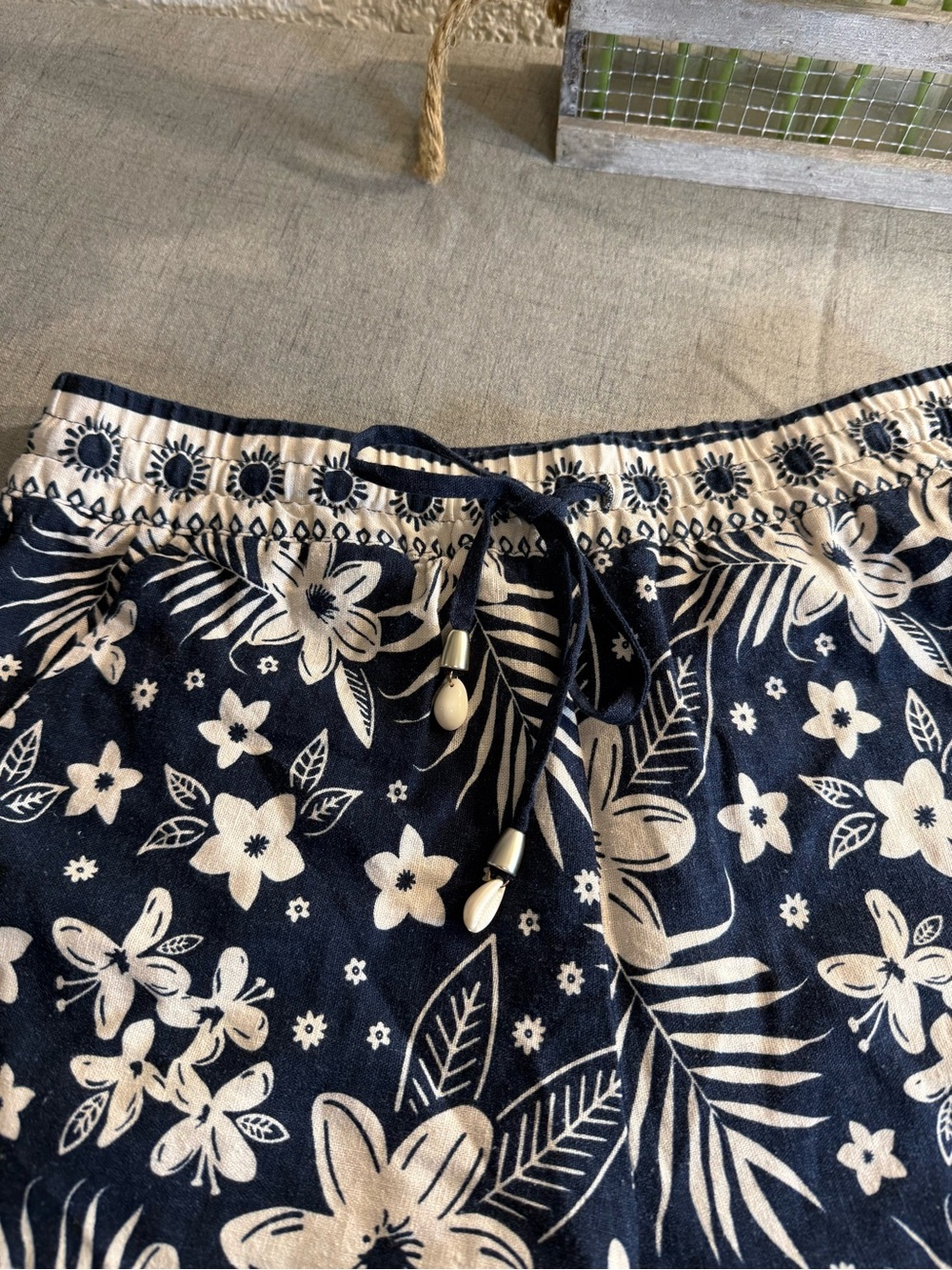 C&C California Resort Linen Blend Tropical Print Pull-On Shorts 8 shells on tie